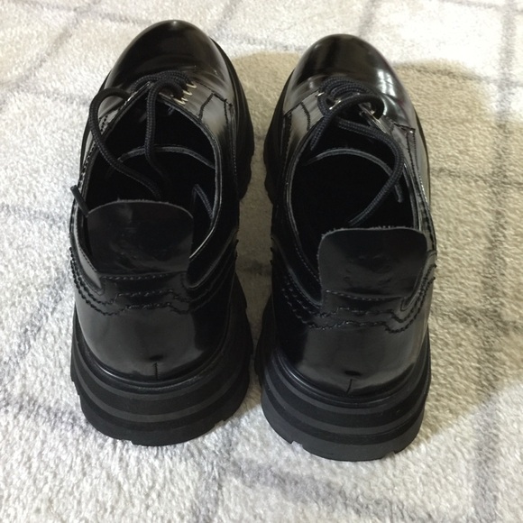 Alexander McQueen Black Glossy Loafers - Picture 2 of 9